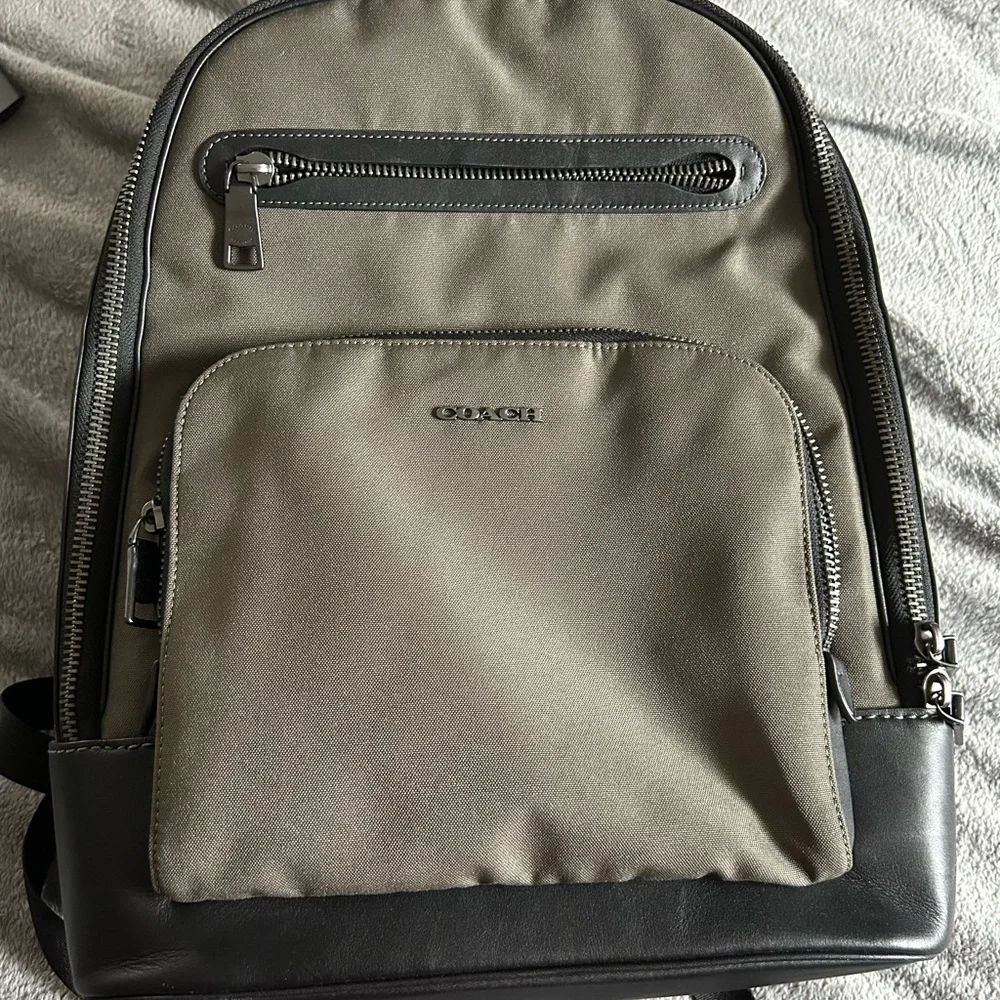 Less than a year old. Barely used. No scuffs or blemishes - Picture 4 of 4